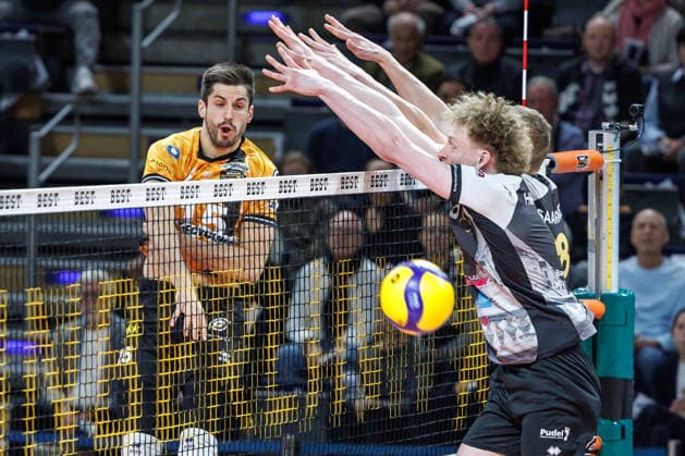 03 12 25, Berlin, Volleyball 1 Bundesliga, Men, 10 Matchday, BR Volleys MTV Ludwigsburg, Max Schmeling Halle Moritz Reichert BR Volleys plays the ball over the net BR Volleys ASV Dachau