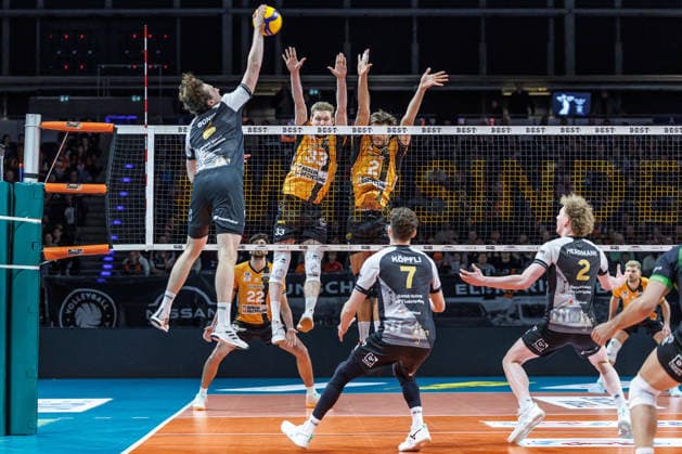 03 12 25, Berlin, Volleyball 1 Bundesliga, Men, Matchday 10, BR Volleys MTV Ludwigsburg, Max Schmeling Halle Fedor Ivanov BR Volleys and Matthew Knigge BR Volleys block the ball BR Volleys ASV Dachau
