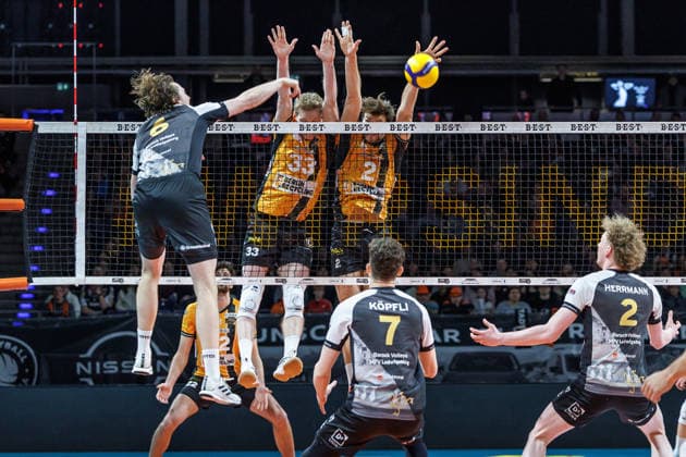 03 12 25, Berlin, Volleyball 1 Bundesliga, Men, Matchday 10, BR Volleys MTV Ludwigsburg, Max Schmeling Halle Fedor Ivanov BR Volleys and Matthew Knigge BR Volleys block the ball BR Volleys ASV Dachau