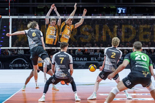 03 12 25, Berlin, Volleyball 1 Bundesliga, Men, Matchday 10, BR Volleys MTV Ludwigsburg, Max Schmeling Halle Fedor Ivanov BR Volleys and Matthew Knigge BR Volleys block the ball BR Volleys ASV Dachau