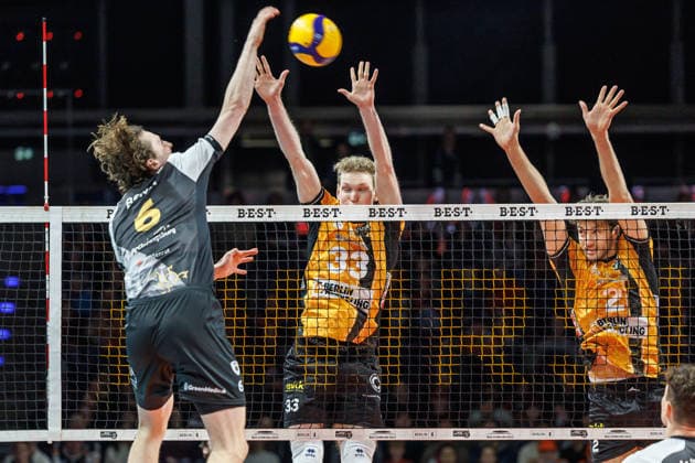 03 12 25, Berlin, Volleyball 1 Bundesliga, Men, Matchday 10, BR Volleys MTV Ludwigsburg, Max Schmeling Halle Fedor Ivanov BR Volleys and Matthew Knigge BR Volleys block the ball BR Volleys ASV Dachau