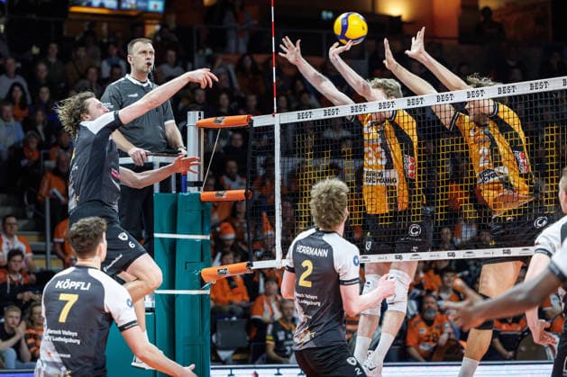 03 12 25, Berlin, Volleyball 1 Bundesliga, Men, Matchday 10, BR Volleys MTV Ludwigsburg, Max Schmeling Halle Fedor Ivanov BR Volleys and Matthew Knigge BR Volleys block the ball BR Volleys ASV Dachau
