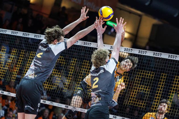 03 12 25, Berlin, Volleyball 1 Bundesliga, Men, 10 Matchday, BR Volleys MTV Ludwigsburg, Max Schmeling Halle Matthew Knigge BR Volleys plays the ball over the net BR Volleys ASV Dachau