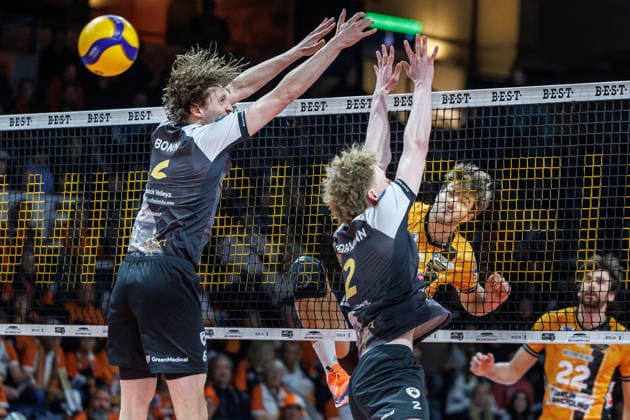 03 12 25, Berlin, Volleyball 1 Bundesliga, Men, 10 Matchday, BR Volleys MTV Ludwigsburg, Max Schmeling Halle Matthew Knigge BR Volleys plays the ball over the net BR Volleys ASV Dachau