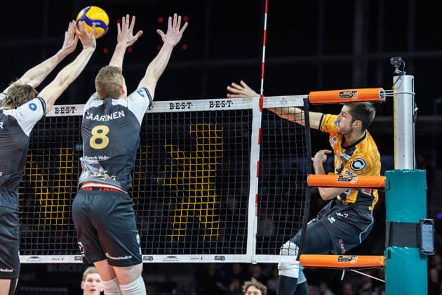 03 12 25, Berlin, Volleyball 1 Bundesliga, Men, 10 Matchday, BR Volleys MTV Ludwigsburg, Max Schmeling Halle Moritz Reichert BR Volleys plays the ball over the net BR Volleys ASV Dachau