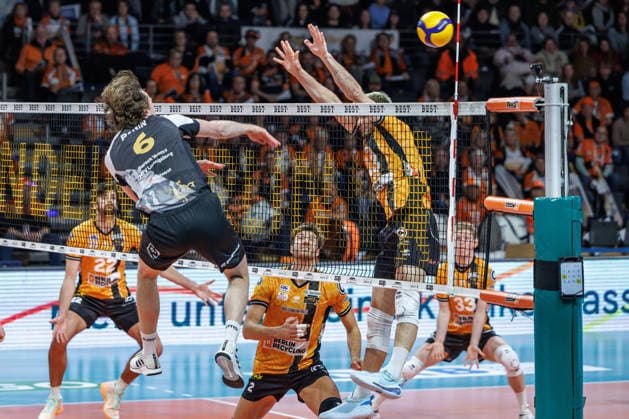 03 12 25, Berlin, Volleyball 1 Bundesliga, Men, 10 Matchday, BR Volleys MTV Ludwigsburg, Max Schmeling Halle Ruben Schott BR Volleys blocks the ball BR Volleys ASV Dachau