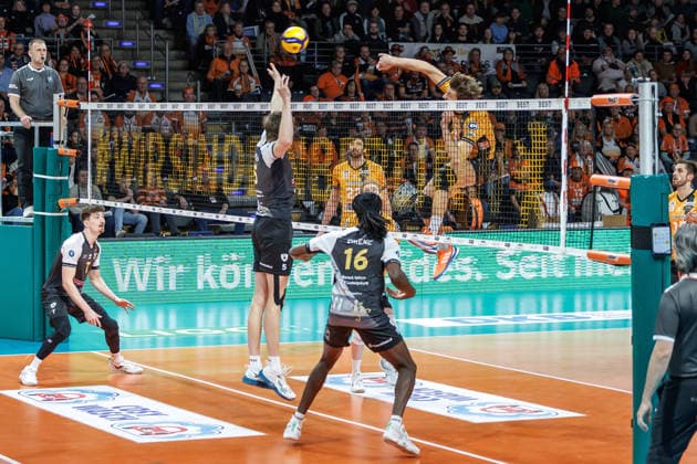 03 12 25, Berlin, Volleyball 1 Bundesliga, Men, 10 Matchday, BR Volleys MTV Ludwigsburg, Max Schmeling Halle Matthew Knigge BR Volleys plays the ball over the net BR Volleys ASV Dachau
