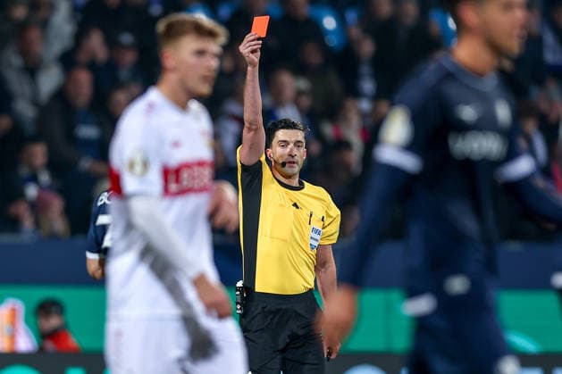 03 12 2025, Football, DFB Cup, VfL Bochum VfB Stuttgart, Round of 16, Vonovia Ruhrstadion, Season 2025 2026 Referee Florian Badstübner shows Philipp Strompf VfL Bochum 03 the red card DFB regulations prohibit any use of photographs as image sequences and or quasi video North Rhine-Westphalia Germany