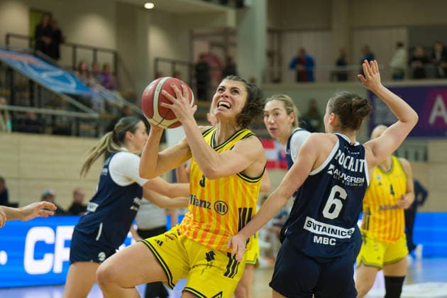 Theresa Simon Berlin, 3 , Nicole Brochlitz Lions, 6 , Syntainics MBC vs Alba Berlin, Basketball, Women, DBBL Cup Round of 16, Season 2025 26, 8 Matchday, 03 12 2025 Halle SWH Arena Sachsen Anhalt Germany