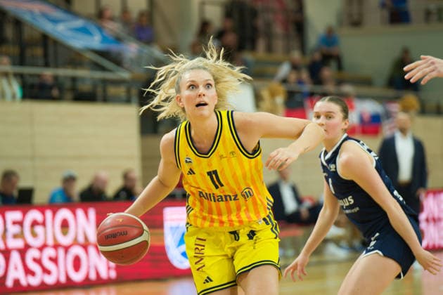 Nina Rosemeyer Berlin, 11 , Nicole Brochlitz Lions, 6 , Syntainics MBC vs Alba Berlin, Basketball, Women, DBBL Cup Round of 16, Season 2025 26, 8 Matchday, 03 12 2025 Halle SWH Arena Sachsen Anhalt Germany
