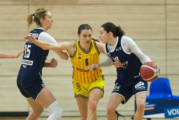 Sona Svetlikova Lions, 15 , Tessa Stammberger Berlin, 6 , Katelyn Shumate Lions, 14 , Syntainics MBC vs Alba Berlin, Basketball, Women, DBBL Pokal Round of 16, Season 2025 26, 8 Matchday, 03 12 2025 Halle SWH Arena Sachsen Anhalt Germany