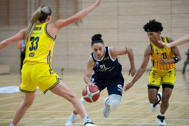 Toyota DBBL Cup Round of 16 2025 2026 Syntainics MBC vs Alba Berlin Halle Saale, Germany 03 December 2025 In the picture from left Emily Kiser Berlin , Rachel Arthur Halle and Deeshyra Thomas Halle Saale swh Arena Sachsen Anhalt Germany