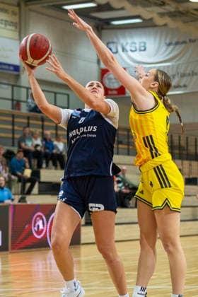 Toyota DBBL Cup Round of 16 2025 2026 Syntainics MBC vs Alba Berlin Halle Saale, Germany 03 December 2025 In the picture from left Alexia Allesch Halle and Jo Raflo Berlin Halle Saale swh Arena Sachsen Anhalt Germany