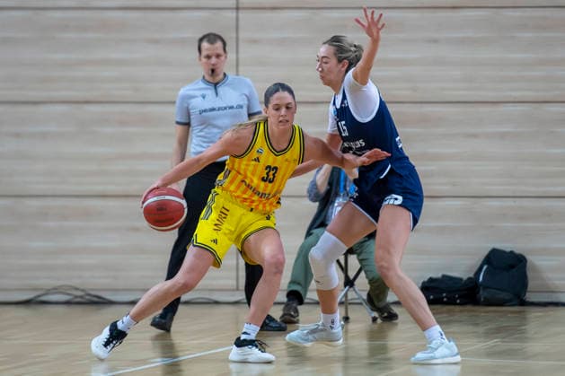Toyota DBBL Cup Round of 16 2025 2026 Syntainics MBC vs Alba Berlin Halle Saale, Germany 03 December 2025 In the picture from left in the duel Emily Kiser Berlin and Sona Svetlikova Halle Halle Saale swh Arena Sachsen Anhalt Germany