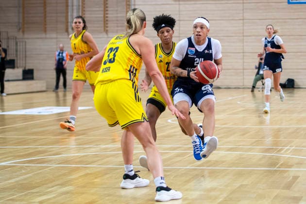 Toyota DBBL Cup Round of 16 2025 2026 Syntainics MBC vs Alba Berlin Halle Saale, Germany 03 December 2025 In the picture from left in the duel Emily Kiser Berlin , Liz Smith Halle and Deeshyra Thomas Halle Saale swh Arena Sachsen Anhalt Germany