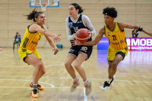 Toyota DBBL Cup Round of 16 2025 2026 Syntainics MBC vs Alba Berlin Halle Saale, Germany 03 December 2025 In the picture from left Theresa Simon Berlin , Katelyn Shumate Halle and Deeshyra Thomas Halle Saale swh Arena Sachsen Anhalt Germany
