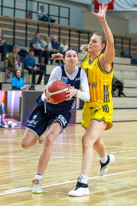 Toyota DBBL Cup Round of 16 2025 2026 Syntainics MBC vs Alba Berlin Halle Saale, Germany 03 December 2025 In the picture from left in the duel Katelyn Shumate Halle and Nina Rosemeyer Berlin Halle Saale swh Arena Sachsen Anhalt Germany