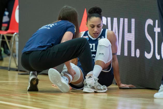 Toyota DBBL Cup Round of 16 2025 2026 Syntainics MBC vs Alba Berlin Halle Saale, Germany 03 December 2025 In the picture Rachel Arthur Halle Injured, injury, pain, Halle Saale swh Arena Sachsen Anhalt Germany