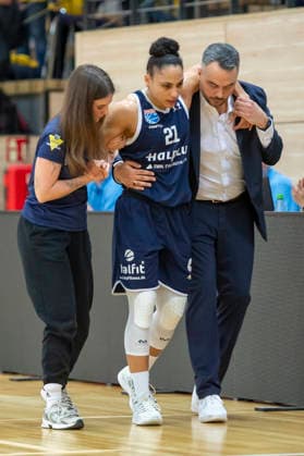Toyota DBBL Cup Round of 16 2025 2026 Syntainics MBC vs Alba Berlin Halle Saale, Germany 03 December 2025 In the picture from left physiotherapist Gina Braeutigam Halle , Rachel Arthur Halle and coach Timur Topal Halle Halle Saale swh Arena Sachsen Anhalt Germany