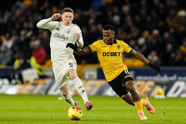 Wolverhampton, England, 3rd December 2025. Elliot Anderson of Nottingham Forest and Jhon Arias of Wolverhampton Wanderers battle for the ball during the Wolverhampton Wanderers vs Nottingham Forest Premier League match at Molineux, Wolverhampton. Picture credit should read: Andrew Yates Sportimage EDITORIAL USE ONLY. No use with unauthorised audio, video, data, fixture lists, club league logos or live services. Online in-match use limited to 120 images, no video emulation. No use in betting, games or single club league player publications. SPI_024_AY_WOL_vs_NFO SPI-4341-0024