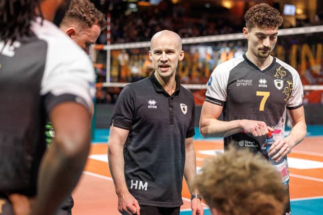 03 12 25, Berlin, Volleyball 1 Bundesliga, Men, Matchday 10, BR Volleys MTV Ludwigsburg, Max Schmeling Halle HAsse Mattila discusses with his team BR Volleys ASV Dachau