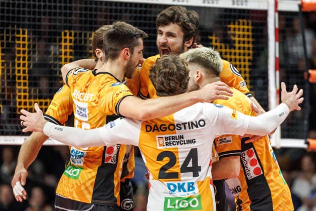 03 12 25, Berlin, Volleyball 1 Bundesliga, Men, 10 Matchday, BR Volleys MTV Ludwigsburg, Max Schmeling Halle Jake Hanes BR Volleys is happy with his teammates BR Volleys ASV Dachau
