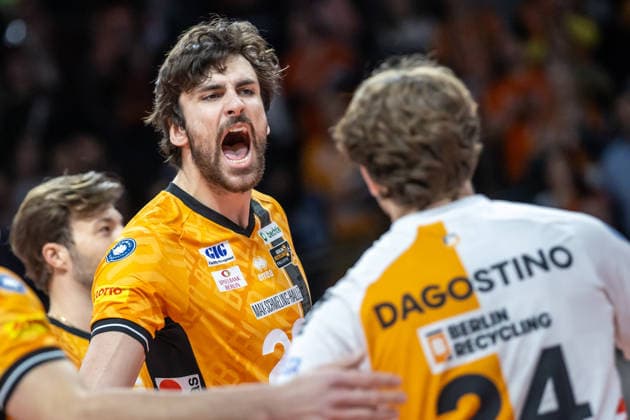 03 12 25, Berlin, Volleyball 1 Bundesliga, Men, 10 Matchday, BR Volleys MTV Ludwigsburg, Max Schmeling Halle Jake Hanes BR Volleys is happy with his teammates BR Volleys ASV Dachau