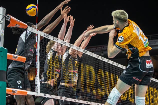 03 12 25, Berlin, Volleyball 1 Bundesliga, Men, 10 Matchday, BR Volleys MTV Ludwigsburg, Max Schmeling Halle Ruben Schott BR Volleys plays the ball over the net BR Volleys ASV Dachau