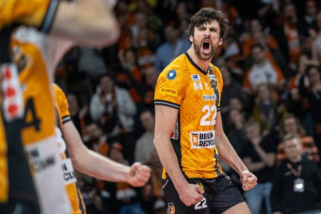 03 12 25, Berlin, Volleyball 1 Bundesliga, Men, 10 Matchday, BR Volleys MTV Ludwigsburg, Max Schmeling Halle Jake Hanes BR Volleys is happy with his teammates BR Volleys ASV Dachau