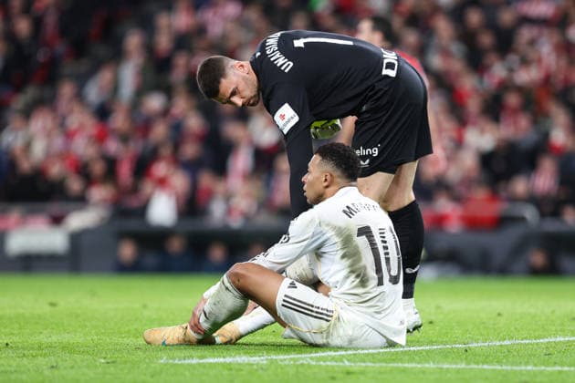 December 3, 2025, Bilbao, Vizcaya, Spain: Unai Simon of Athletic Club and Kylian Mbappe of Real Madrid CF talking during the Spanish League, LaLiga EA Sports, football match played between Athletic Club de Bilbao and Real Madrid at San Mames stadium on December 03, 2025 in Bilbao, Spain. Bilbao Spain - ZUMAa181 20251203_zaa_a181_063 Copyright: xIrinaxR.xHipolitox