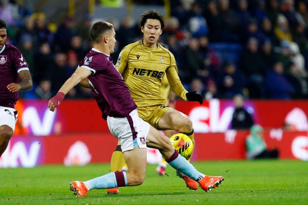 Burnley v Crystal Palace, Burnley, UK - 3 December 2025 Daichi Kamada of Crystal Palace is tackled by Maxime Esteve of Burnley during the English Premier League Match between Burnley and Crystal Palace at Turf Moor on 3 December 2025 in Burnley, England (Photo by Steve Taylor PPAUK) Burnley Turf Moor Lancashire England Copyright: xStevexTaylor PPAUKx PPA-233707