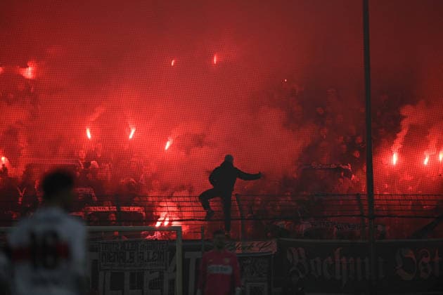 Bochumer Fans zuenden Pyrotechnik, pyro, Rauchbombe, Brandfackel, Leuchtfackel, Fussball, DFB Pokal, Achtelfinale, Round of 16, VfL Bochum BO VfB Stuttgart S 0 2 am 03 12 2025, Vonovia Ruhrstadion Bochum Deutschland DFL regulations prohibit any use of photographs as image sequences and or quasi video Â