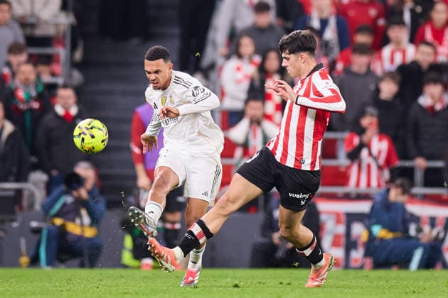 December 3, 2025, Bilbao, Vizcaya, Spain: Trent Alexander-Arnold of Real Madrid CF competes for the ball with Alejandro Rego of Athletic Club during the LaLiga EA Sports match between Athletic Club and Real Madrid CF at San Mames on December 3, 2025, in Bilbao, Spain. Bilbao Spain - ZUMAa181 20251203_zaa_a181_089 Copyright: xRicardoxLarreinax