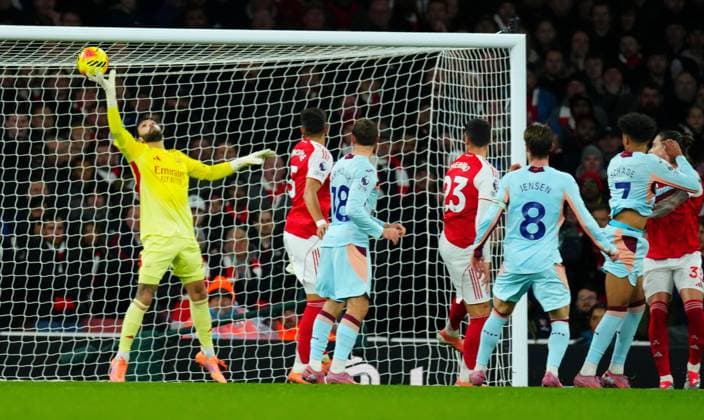 Arsenal Goalkeeper David Raya saves a header from Kevin Schade of Brentford at 1-0 Arsenal v Brentford, Premier League, Football, Emirates Stadium, London, UK - 03 Dec 2025London Emirates Stadium United Kingdom EDITORIAL USE ONLY No use with unauthorised audio, video, data, fixture lists, club league logos or live services. Online in-match use limited to 120 images, no video emulation. No use in betting, games or single club league player publications.  Copyright: xJavierxGarcia Shutterstockx 16006081v
