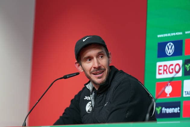 Germany Soccer DFB Pokal 2025 26, Round of 16 SC Freiburg vs SV Darmstadt 98 Europa Park Stadion Freiburg Julian Schuster SC Freiburg, Coach Press Conference, Media Freiburg im Breisgau Baden Württemberg Germany Copyright: xJOERANxSTEINSIEKx