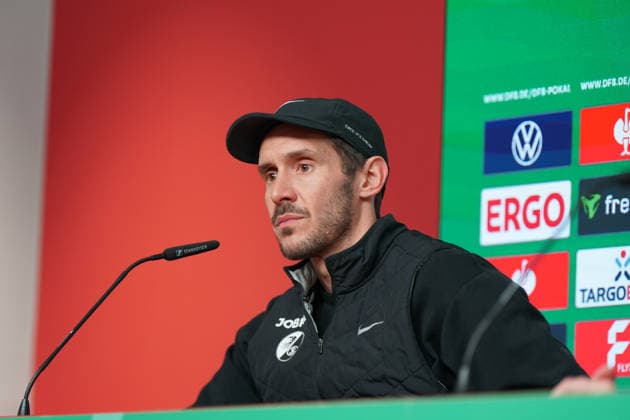 Germany Soccer DFB Pokal 2025 26, Round of 16 SC Freiburg vs SV Darmstadt 98 Europa Park Stadion Freiburg Julian Schuster SC Freiburg, Coach Press Conference, Media Freiburg im Breisgau Baden Württemberg Germany Copyright: xJOERANxSTEINSIEKx