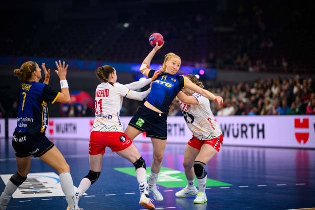 DORTMUND, GERMANY - 3 DECEMBER, 2025: Axner Tyra, Bakkerud Ingvild Kristiansen, Ingstad Vilde Mortensen - Women s Handball World Championship, WM, Weltmeisterschaft 2025 Norway vs Sweden at Westfallenhalle.  Copyright: xVitaliixKliuievx