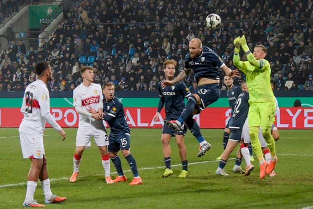 Penalty area scene, Philipp Hofmann Bochum 33 and Timo Horn Bochum 1 thwart Stuttgarts goal chance 03 12 2025 Football VfL Bochum vs VfB Stuttgart, Vonovia Ruhrstadion, Bochum, DFB DFL REGULATIONS PROHIBIT ANY USE OF PHOTOGRAPHS AS IMAGE SEQUENCES AND OR QUASI VIDEO Copyright: xpepphotox xHorstxMauelshagenx pep00321, pep_20251203_hm_224627