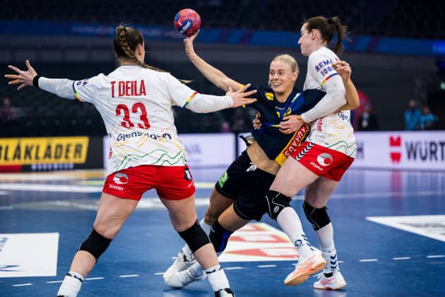 251203 Nina Koppang of Sweden and Thale Rushfeldt Deila and Ingvild Bakkerud of Norway during the 2025 IHF Women™s World Championship handball match between Norway and Sweden on December 3, 2025 in Dortmund Photo Emma Wallskog BILDBYRAN COP 320 EW0601 handball handball handball bbeng vm handball vm handbolls vm ihf handball world championship world handball championship 2025 world championship 2025 norway norge sverige sweden dam bbauto  Copyright: EMMAxWALLSKOG BB251203EW040