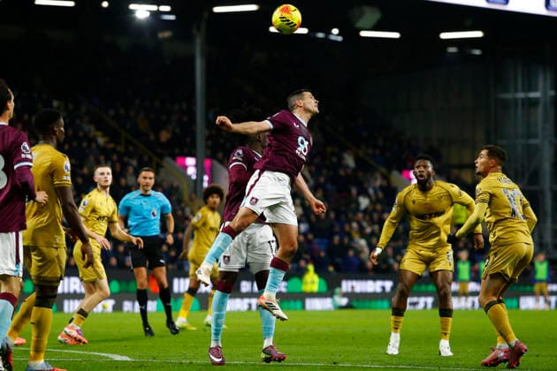 Burnley v Crystal Palace, Burnley, UK - 3 December 2025 Josh Cullen of Burnley heads clear during the English Premier League Match between Burnley and Crystal Palace at Turf Moor on 3 December 2025 in Burnley, England (Photo by Steve Taylor PPAUK) Burnley Turf Moor Lancashire England Copyright: xStevexTaylor PPAUKx PPA-233721