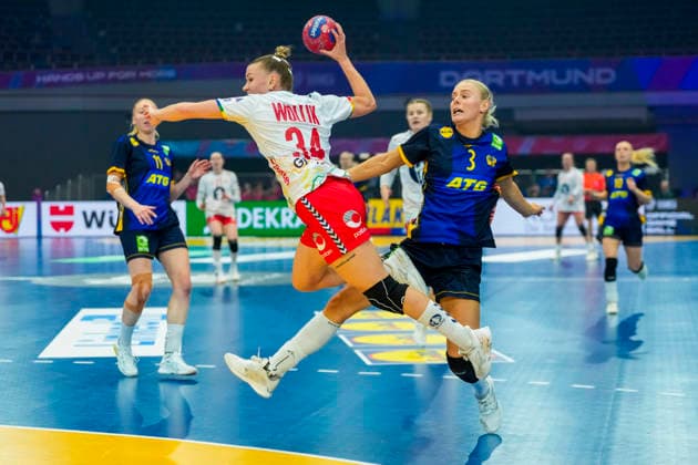 Women s Handball World Championship 2025 Norway Sweden Dortmund, Germany 20251203 Norway s Anniken Wollik and Sweden s Nina Koppang during the intermediate round of the Women s Handball World Championship between Norway and Sweden in Westfalenhalle Photo Beate Oma Dahle NTB Dortmund Germany EDITORIAL USE ONLY RESTRICTED USE FOR BETTING COMPANIES  Copyright: xBeatexOmaxDahlex xNTBx