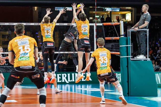 03 12 25, Berlin, Volleyball 1 Bundesliga, Men, Matchday 10, BR Volleys MTV Ludwigsburg, Max Schmeling Halle Florian Krage Brewitz BR Volleys and v 22 block the ball from Tim Koepfli BR Volleys ASV Dachau