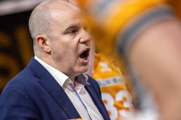 03 12 25, Berlin, Volleyball 1 Bundesliga, Men, Matchday 10, BR Volleys MTV Ludwigsburg, Max Schmeling Halle Coach Joel Banks BR Volleys discusses with his team BR Volleys ASV Dachau