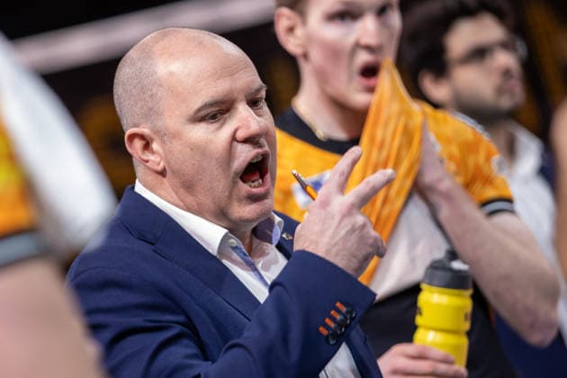 03 12 25, Berlin, Volleyball 1 Bundesliga, Men, Matchday 10, BR Volleys MTV Ludwigsburg, Max Schmeling Halle Coach Joel Banks BR Volleys discusses with his team BR Volleys ASV Dachau