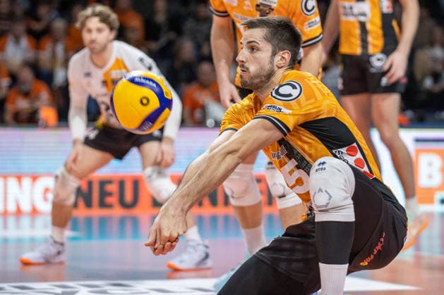 03 12 25, Berlin, Volleyball 1 Bundesliga, Men, 10 Matchday, BR Volleys MTV Ludwigsburg, Max Schmeling Halle Nehemiah Mote BR Volleys takes the ball BR Volleys ASV Dachau