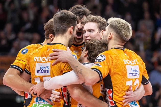 03 12 25, Berlin, Volleyball 1 Bundesliga, Men, 10 Matchday, BR Volleys MTV Ludwigsburg, Max Schmeling Halle The team is happy about the victory BR Volleys ASV Dachau