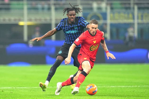 Inter Milan s Yann Bisseck fights for the ball with Venezia™s Antonio casas during the Frecciarossa Italian Cup 2025 2026 soccer match between Inter and Venezia at the San Siro Stadium in Milan , north Italy - Wednesday , December 03 , 2025. - Soccer .  Copyright: xSpada LaPressex