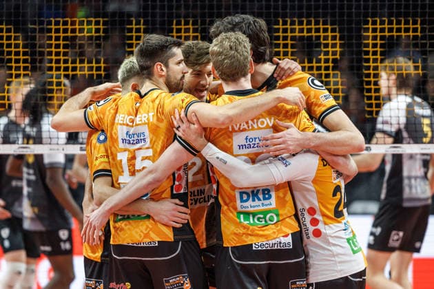 03 12 25, Berlin, Volleyball 1 Bundesliga, Men, 10 Matchday, BR Volleys MTV Ludwigsburg, Max Schmeling Halle The team is happy about the point BR Volleys ASV Dachau