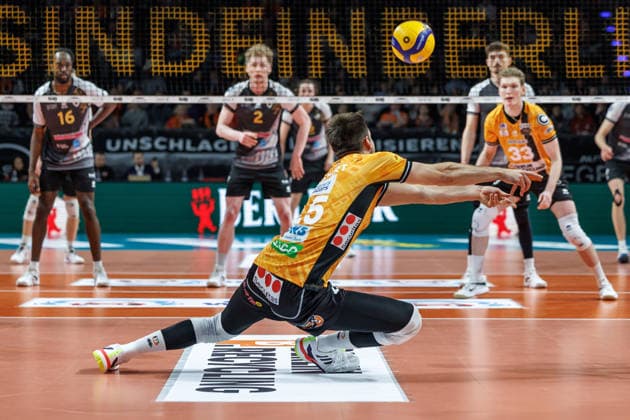 03 12 25, Berlin, Volleyball 1 Bundesliga, Men, 10 Matchday, BR Volleys MTV Ludwigsburg, Max Schmeling Halle Moritz Reichert BR Volleys takes the ball BR Volleys ASV Dachau