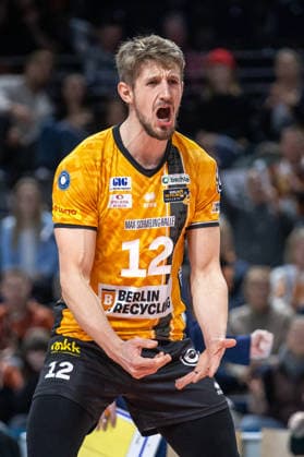 03 12 25, Berlin, Volleyball 1 Bundesliga, Men, 10 Matchday, BR Volleys MTV Ludwigsburg, Max Schmeling Halle Florian Krage Brewitz BR Volleys happy about the point BR Volleys ASV Dachau